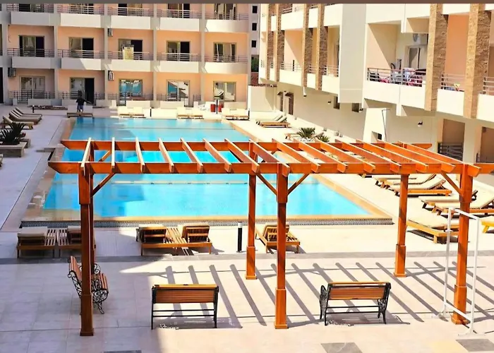 Üdülőközpont Luxury Pool & Free Private Beach, Close To Airport *