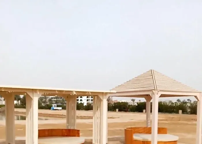 Üdülőközpont Luxury Pool & Free Private Beach, Close To Airport
