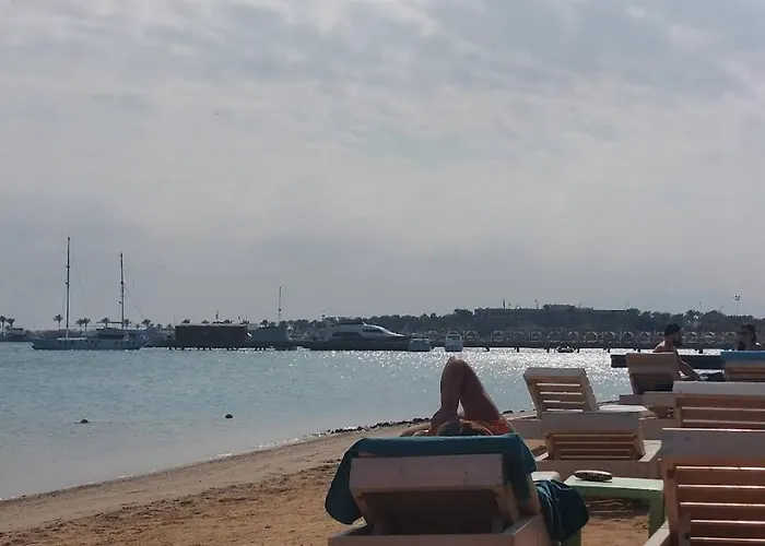 Luxury Pool & Free Private Beach, Close To Airport