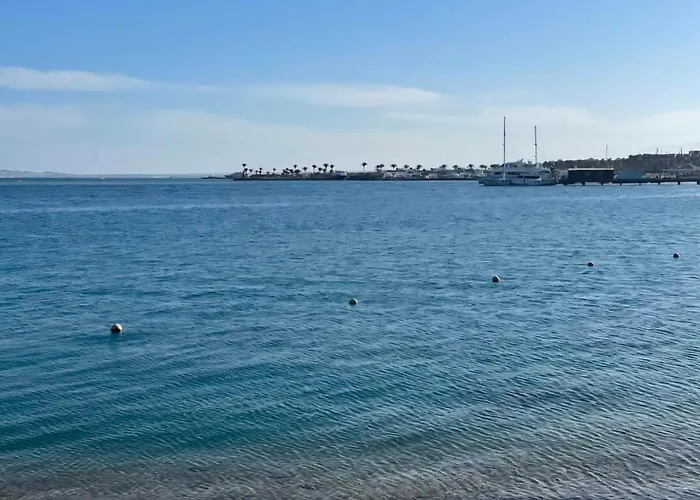 Üdülőközpont Luxury Pool & Free Private Beach, Close To Airport
