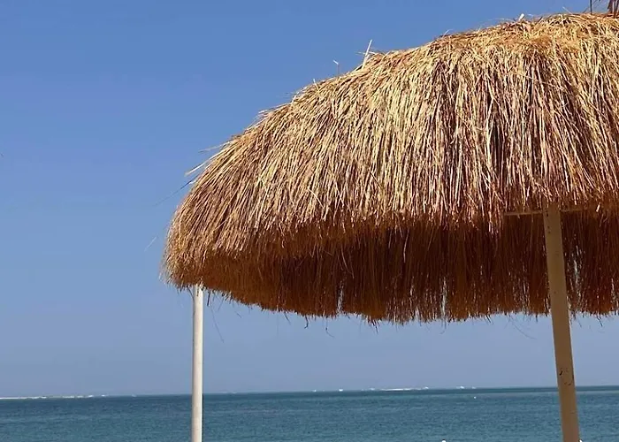 Luxury Pool & Free Private Beach, Close To Airport *