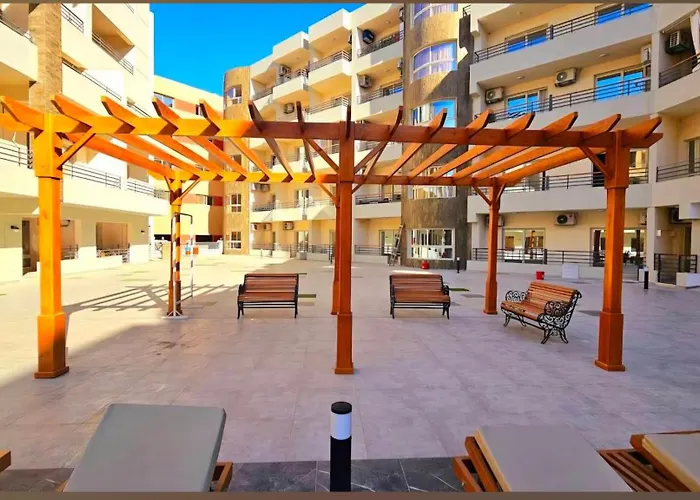 Üdülőközpont Luxury Pool & Free Private Beach, Close To Airport