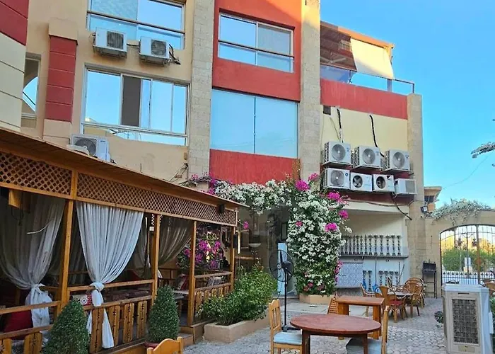 Üdülőközpont Luxury Pool & Free Private Beach, Close To Airport